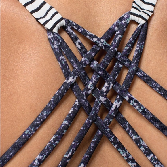 ✨RARE✨ LULULEMON Free To Be Wild Strappy Sports Bra in Hyper Stripe Black Ghost - Picture 4 of 12